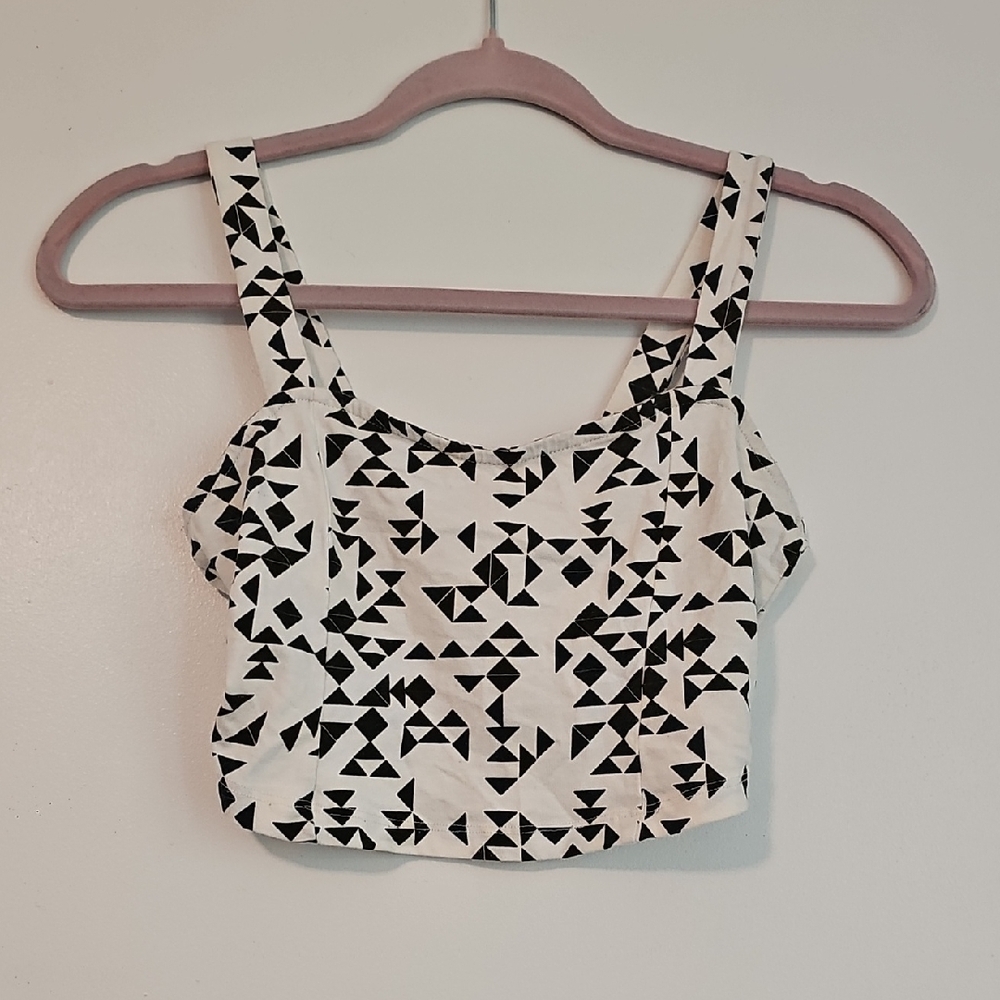 Charlotte Russe Graphic Crop Tank Top in Black and White